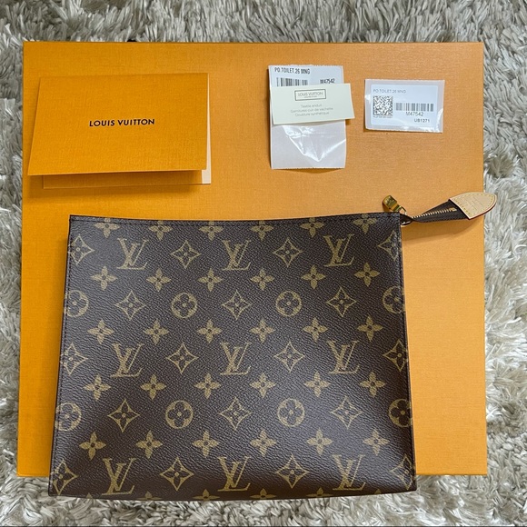Louis Vuitton Toiletry Bag 26 - Picture 2 of 5